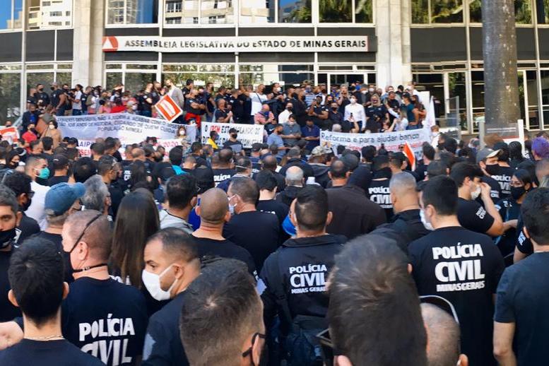Servidores de diversas categorias ocupam as escadarias da Assembleia Legislativa contra a reforma da Previdência de Minas Gerais
